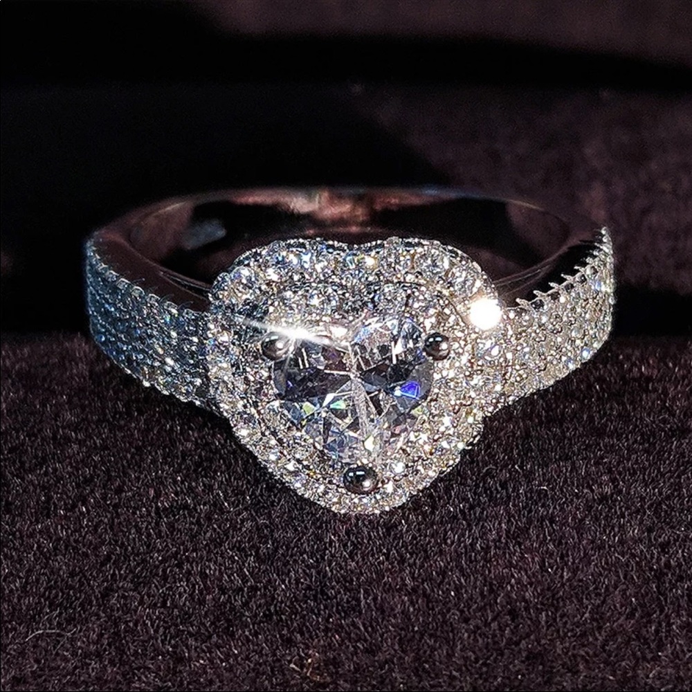New Women’s Luxury Heart Diamond Ring - Picture 2 of 5